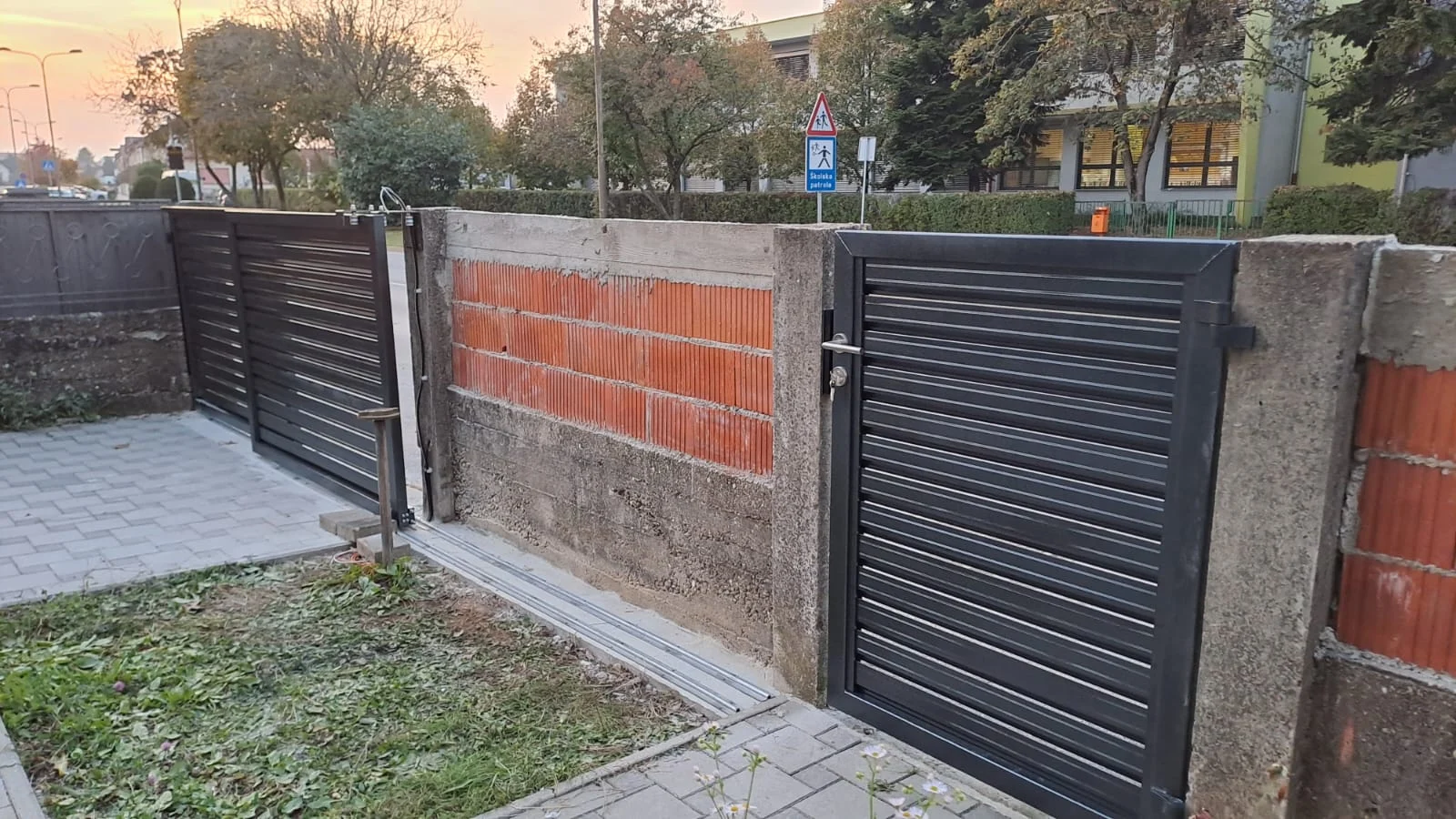 TELESKOPSKA OGRADA, MALA VRATA I GELENDER NA PRIVATNOJ KUĆI U VARAŽDINU