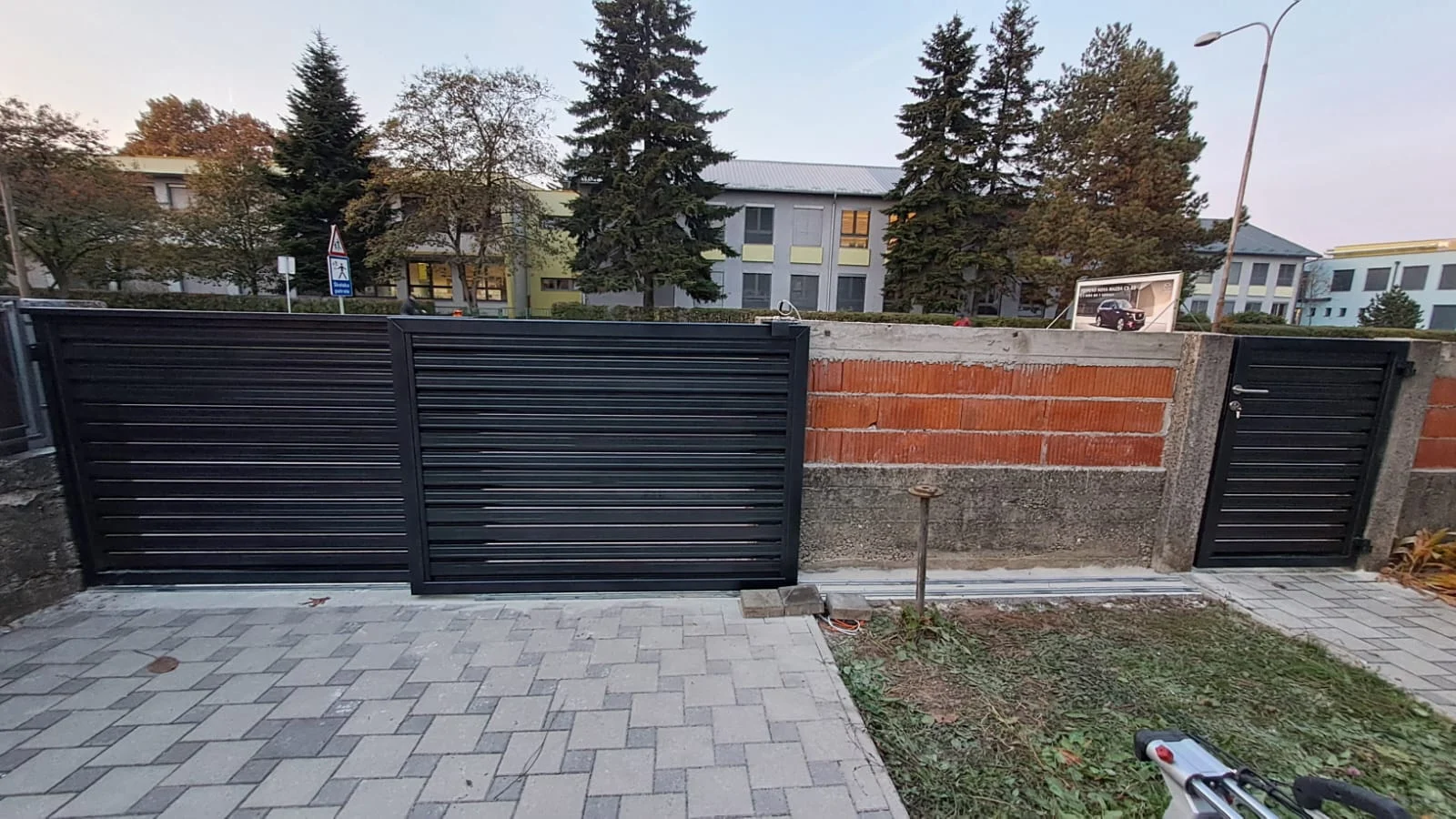 TELESKOPSKA OGRADA, MALA VRATA I GELENDER NA PRIVATNOJ KUĆI U VARAŽDINU